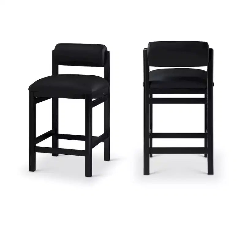 Sgabello da bancone rivestito in pelle vegana