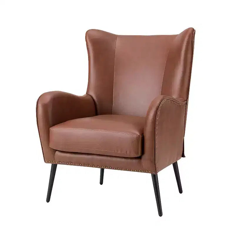 Poltrona classica con schienale a orecchioni e bordo borchiato