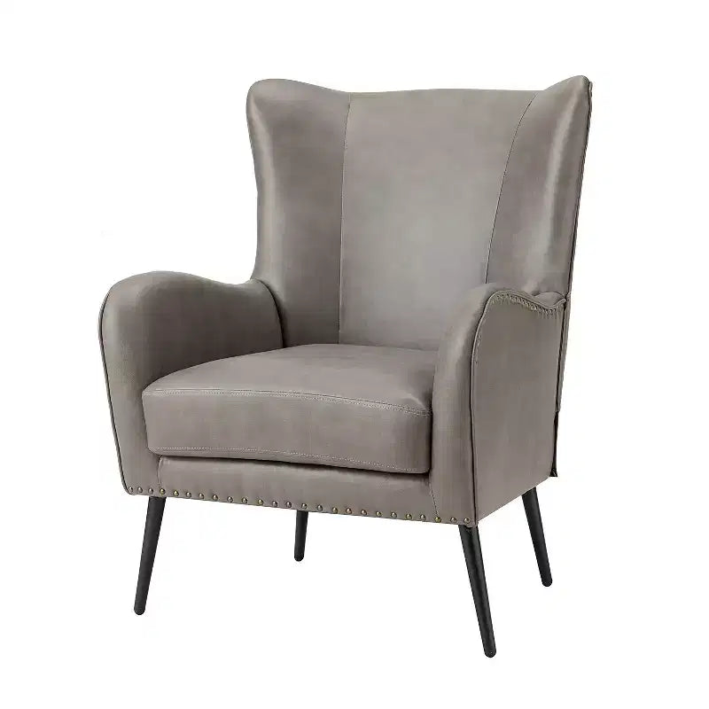 Poltrona classica con schienale a orecchioni e bordo borchiato
