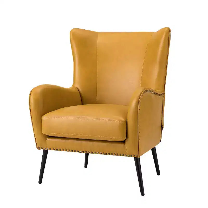 Poltrona classica con schienale a orecchioni e bordo borchiato